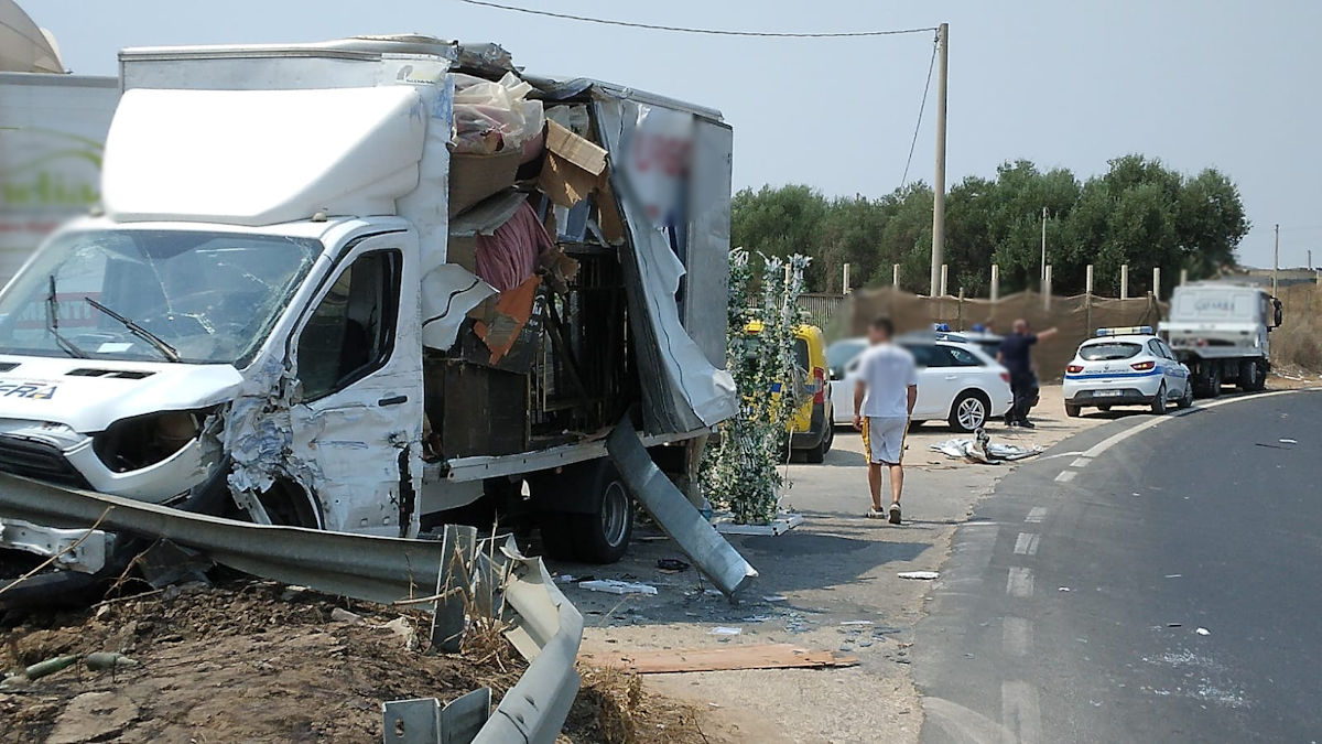 Vittoria: grave incidente sulla SS 115, furgone carico di mobili finisce fuori strada, un ferito