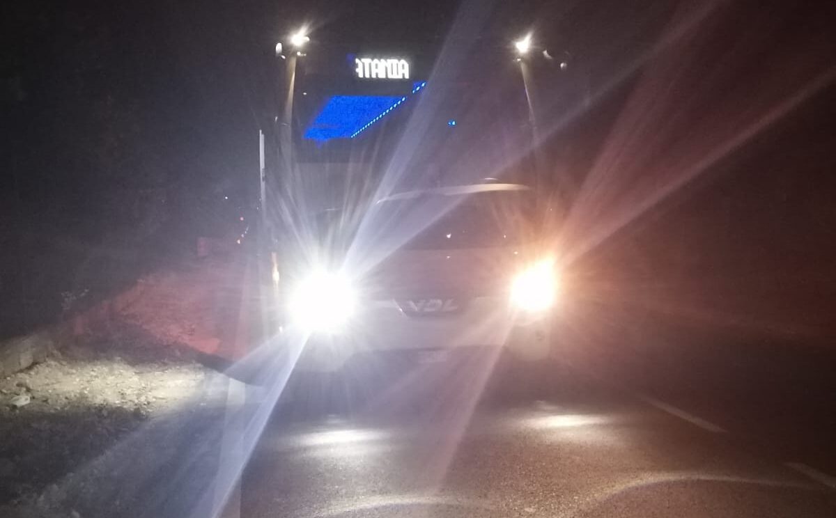Pirata della strada investe senegalese in bici a Vittoria: soccorso dall’autista di un bus in transito