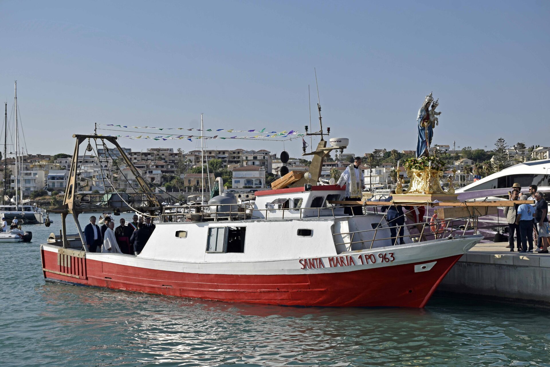 Maria Santissima di Portosalvo, migliaia di fedeli a Marina di Ragusa per l’imbarco del simulacro