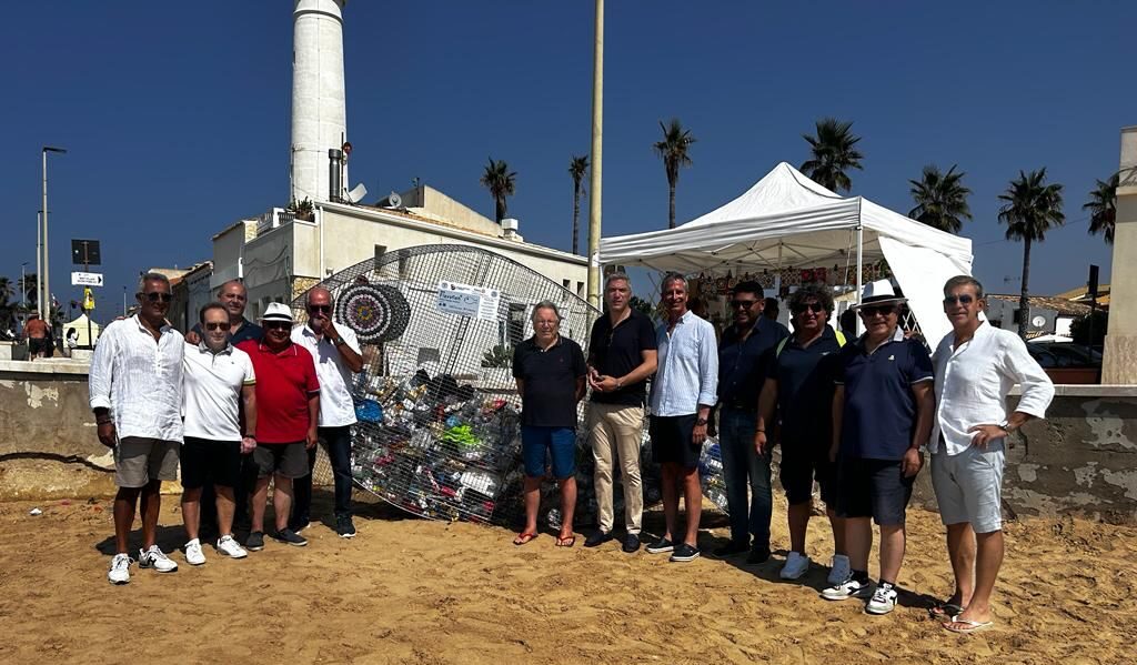 Consegnato ufficialmente a Punta Secca dal Rotary Club “Big Flavofish” il pesce mangia plastica