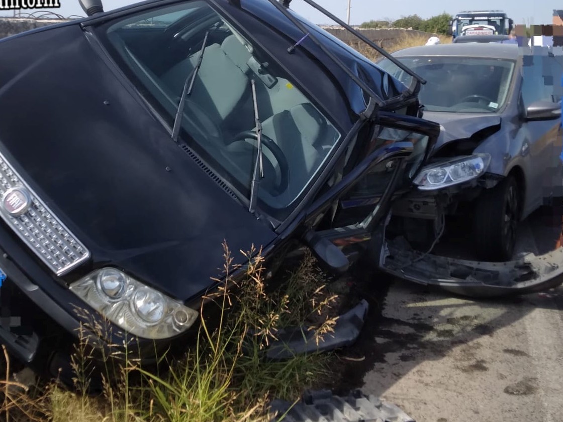 Incidente stradale sulla Comiso – Santa Croce, tamponamento violento tra due auto, cinque feriti