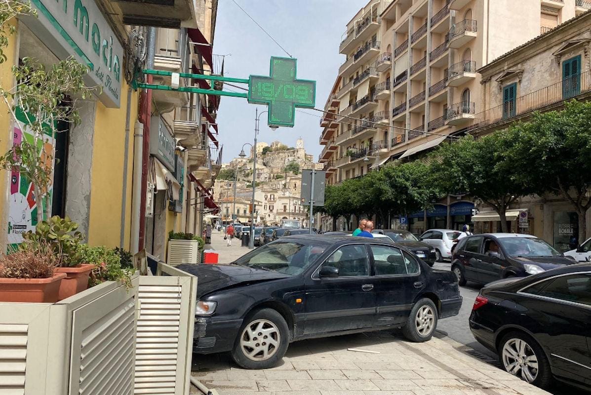 Modica: anziano perde il controllo della sua auto in corso Umberto e finisce vicino all’ingresso di una Farmacia