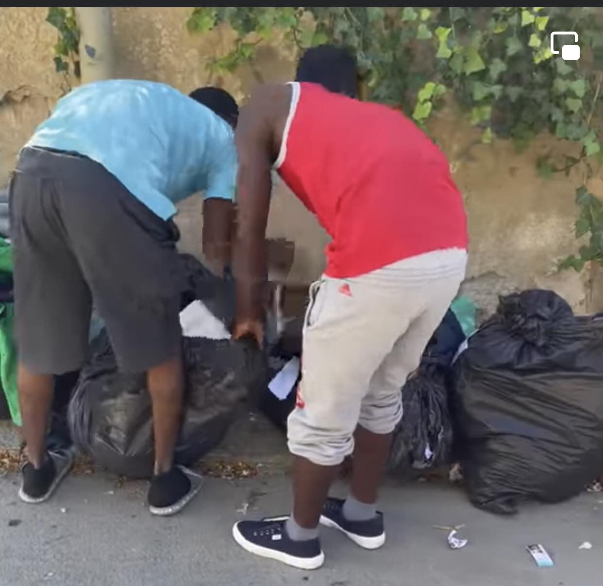 Pozzallo invasa da migranti che chiedono cibo e soldi. Paura tra i cittadini: il sindaco chiede aiuto al Prefetto e al Questore