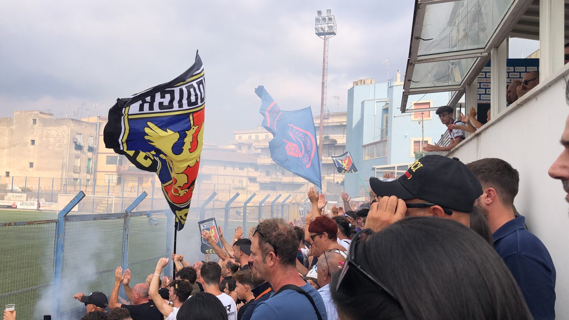 Modica: una città in festa allo stadio per la prima vittoria dei rossoblu (Video)