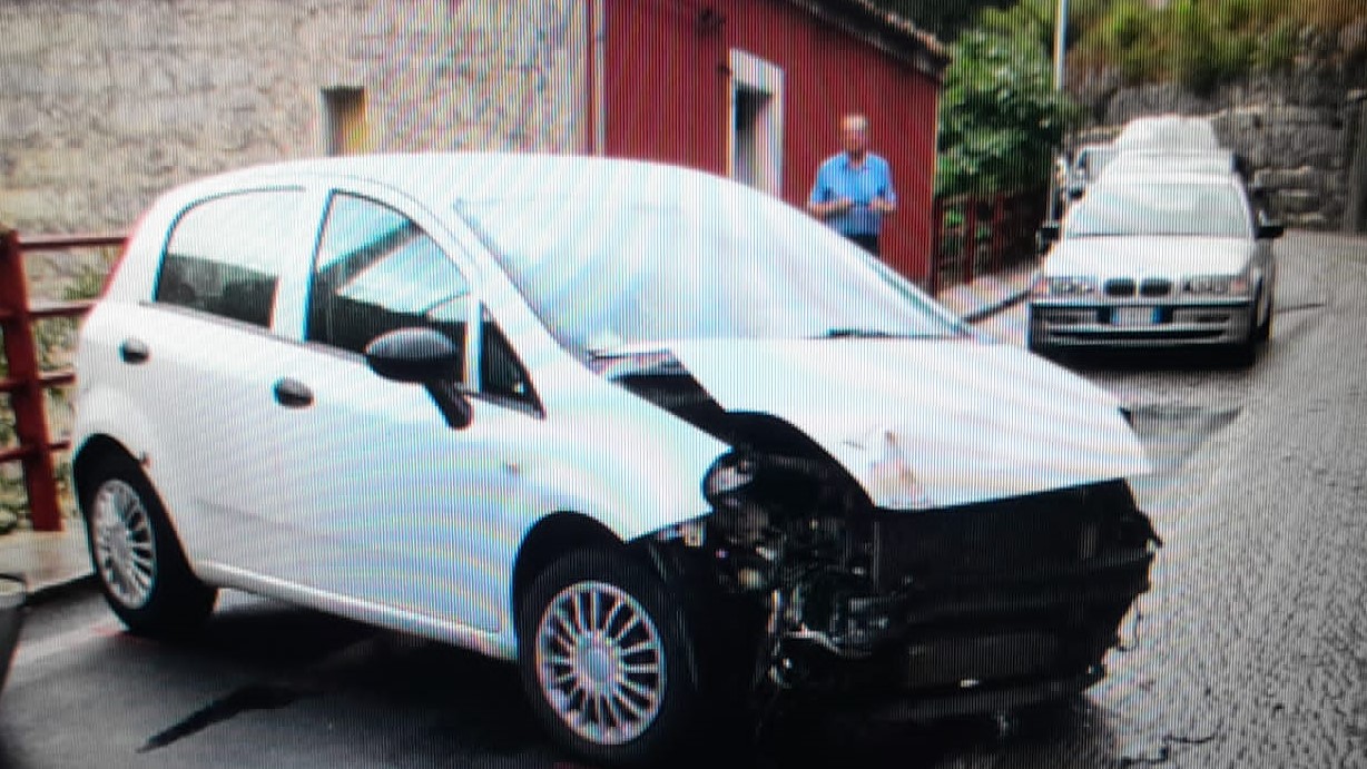 Incidente autonomo in via Nazionale, giovane perde controllo dell’auto e va in testacoda, illeso