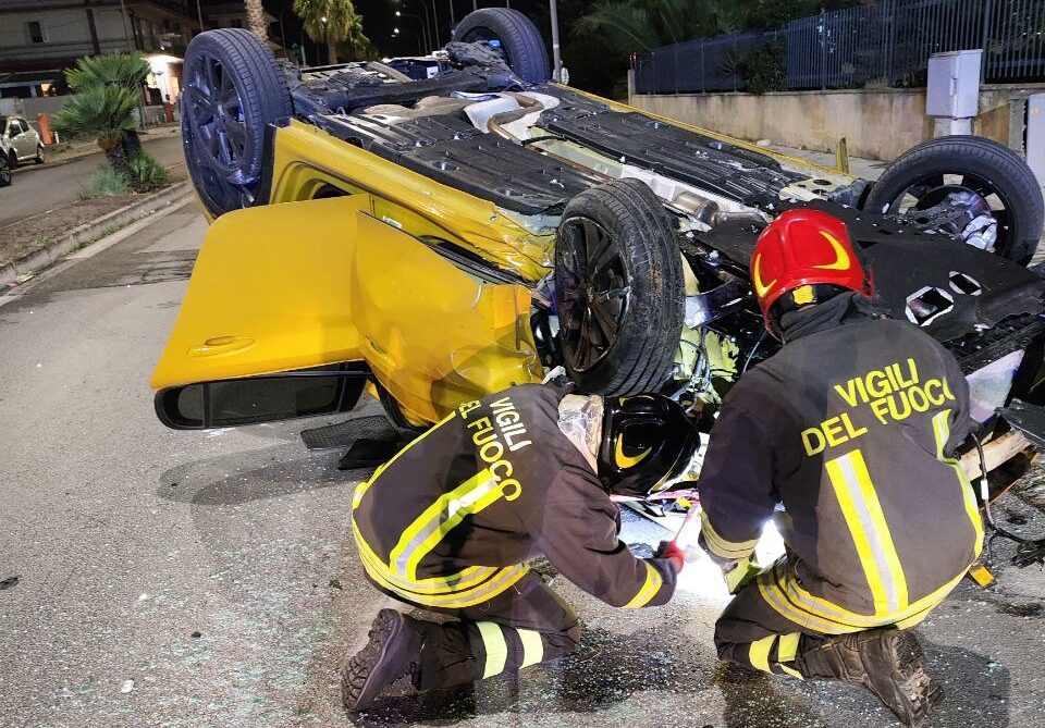 Diciottenne cappotta con la sua auto in Viale delle Americhe a Ragusa: illeso