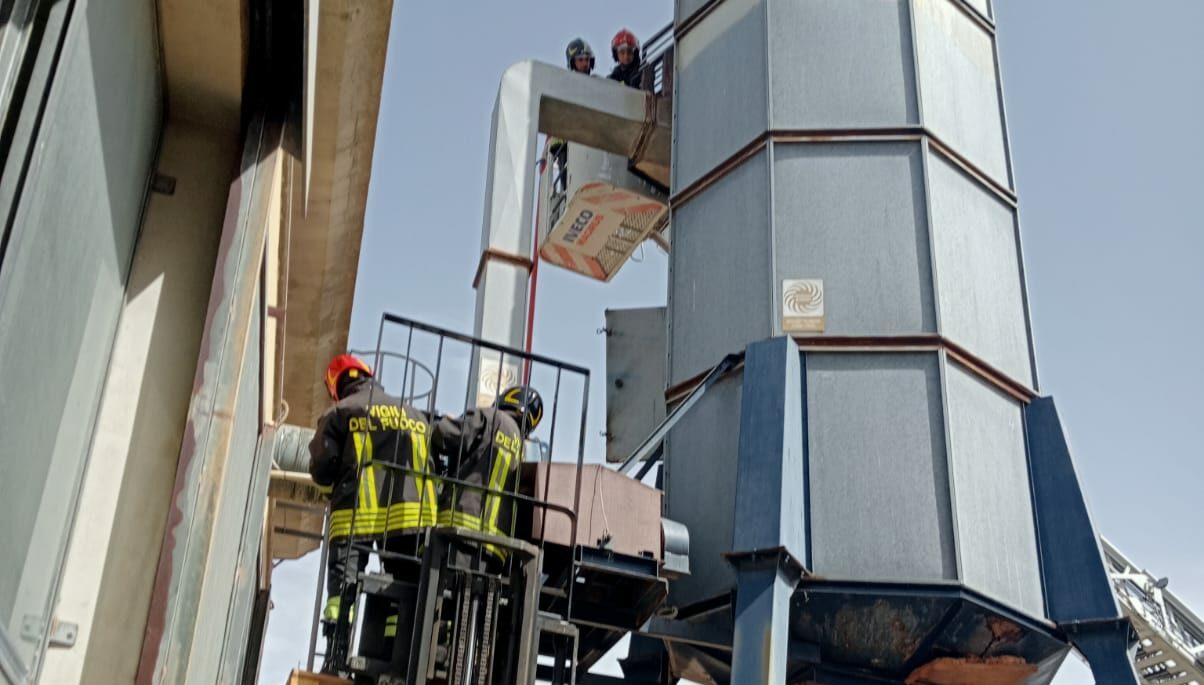 Incendio in corso in un silos di segatura nella zona industriale di Ragusa: Vigili del Fuoco al lavoro
