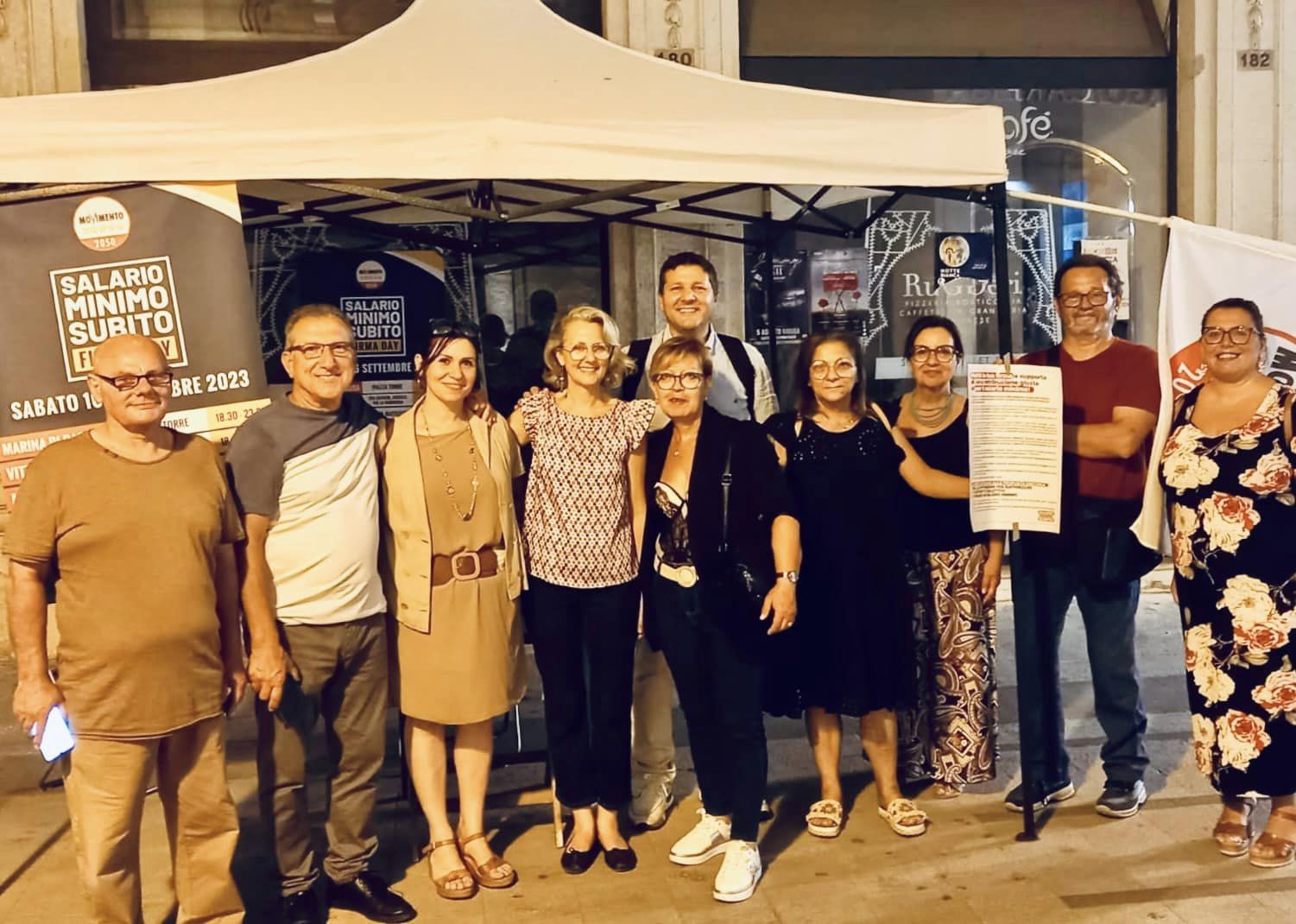 Movimento 5 Stelle, salario minimo legale: successo per la raccolta delle firme in Piazza