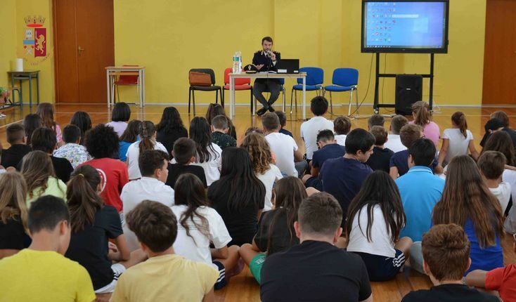 La Polizia di Ragusa torna fra i banchi di scuola per diffondere la cultura della legalità