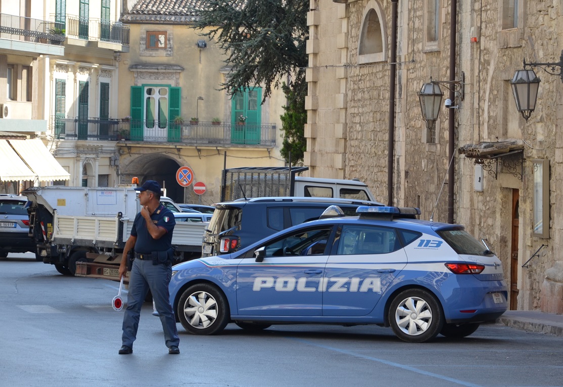 Modica, pestato a sangue e rapinato in casa. Tre arresti della Polizia di Stato