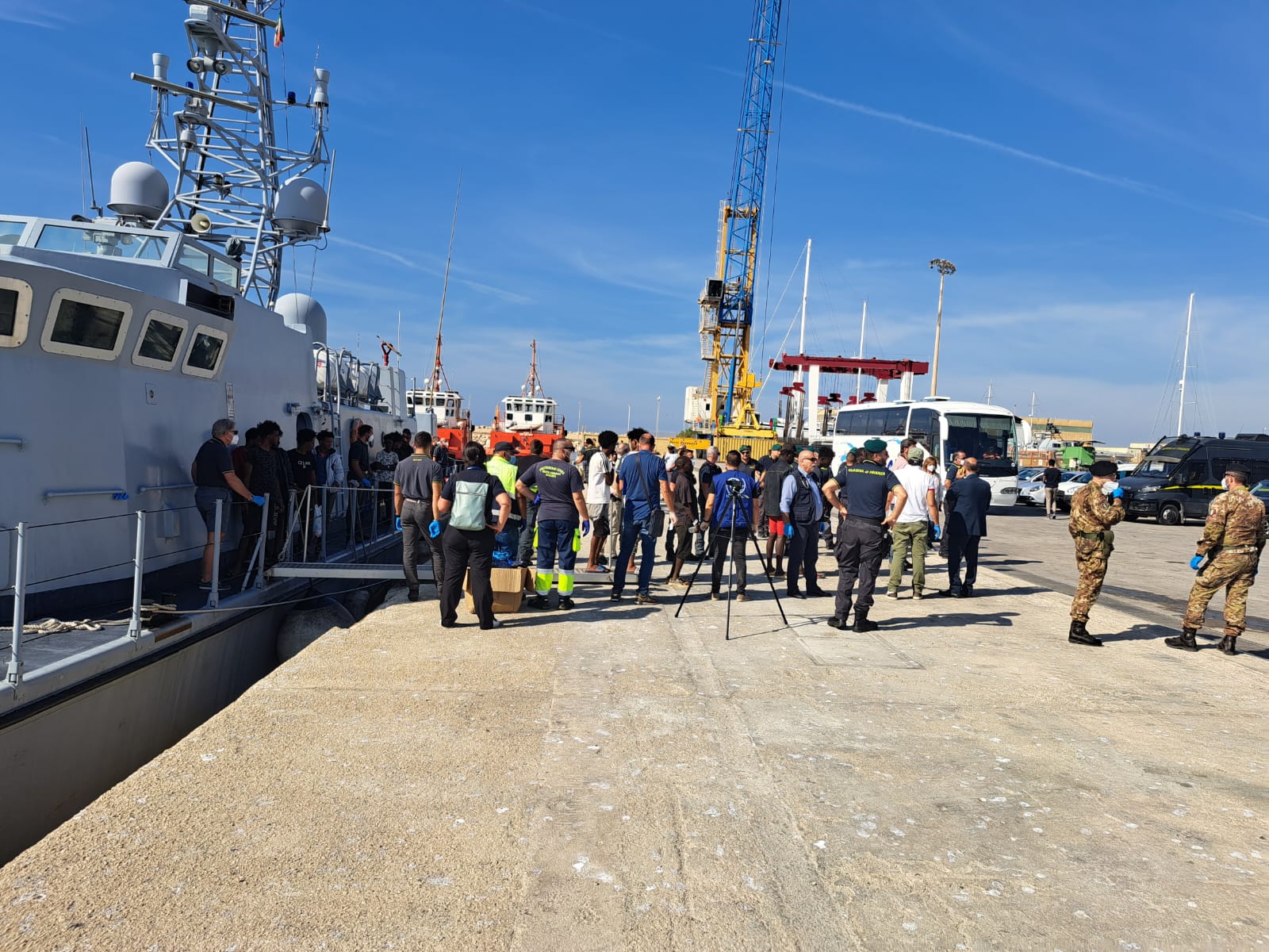 Quasi 900 migranti sono arrivati al Porto di Pozzallo: vengono da Lampedusa ormai al collasso