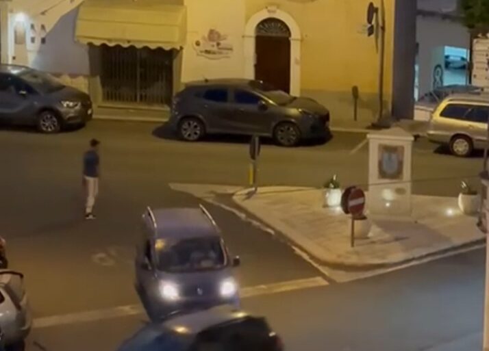 Lite per motivi di gelosia, finisce in rissa per strada a Scicli: tunisino al Pronto Soccorso non è in pericolo (video)