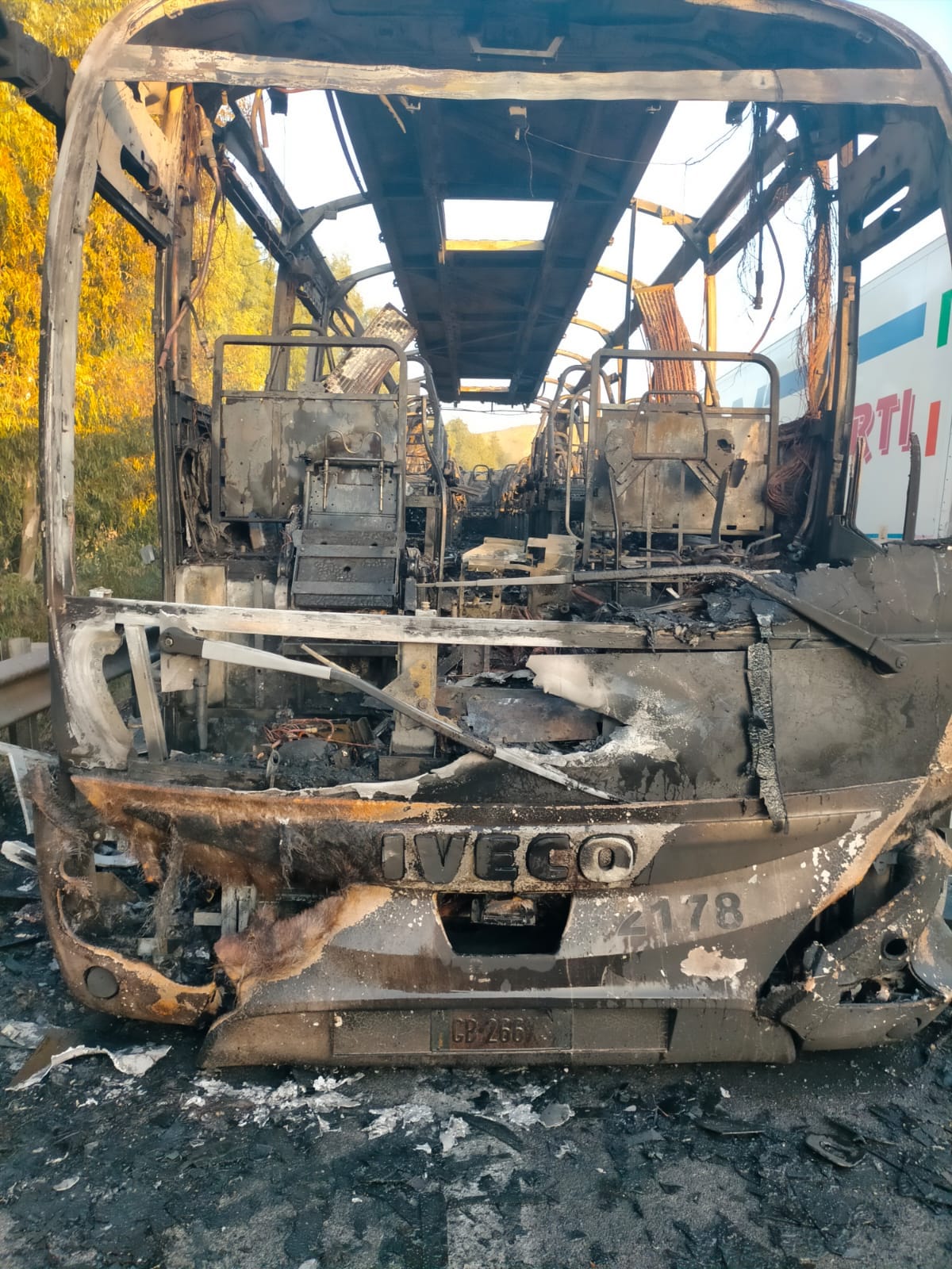Pullman dell’AST s’incendia sulla A19, tutti salvi grazie alla destrezza dell’autista (video)
