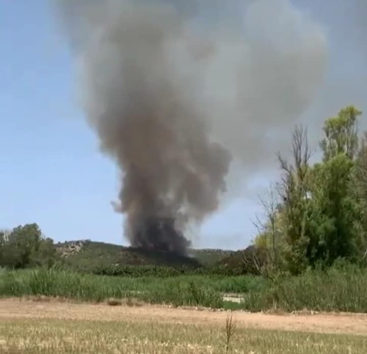 Vasto incendio boschivo in contrada Serra Rossa, Vigili del Fuoco a lavoro, due elicotteri in azione