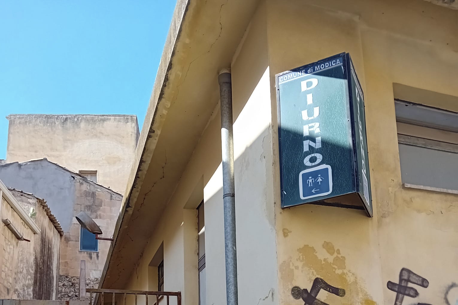 Modica: la struttura che ospita i bagni pubblici (Diurno) nel centro storico chiusa e abbandonata