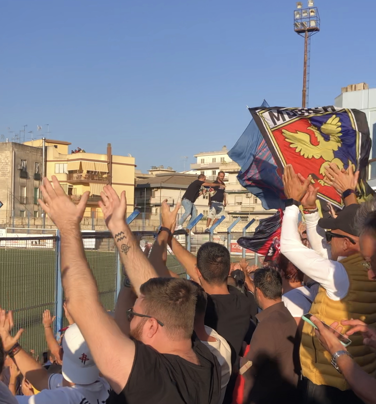I modicani tornano allo stadio e la città si tinge di rossoblu e crede nell’impresa, senza dimenticare il passato (Video)