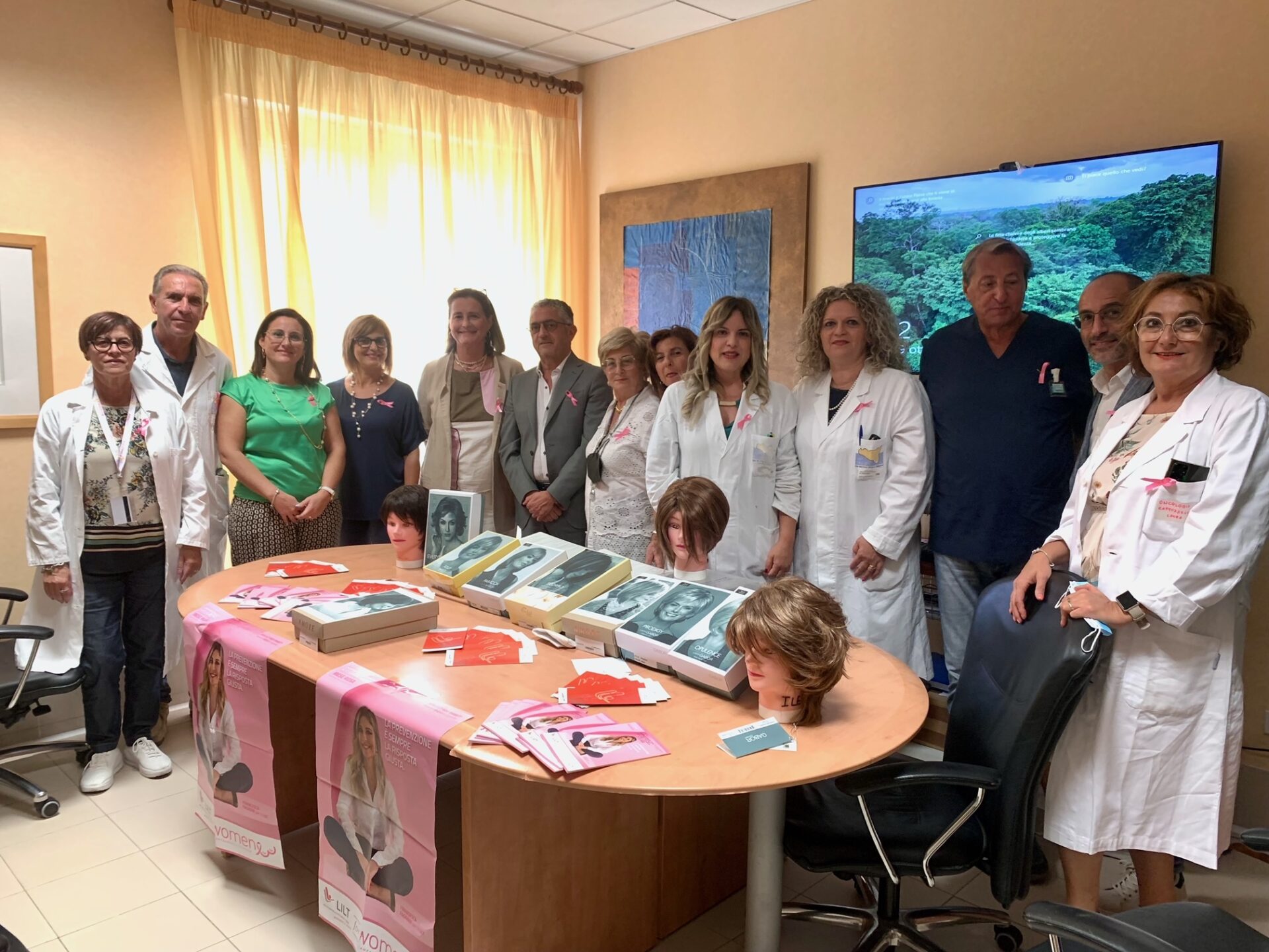 Ragusa: la LILT dona le parrucche del progetto “Diamoci un taglio” al reparto di Oncologia