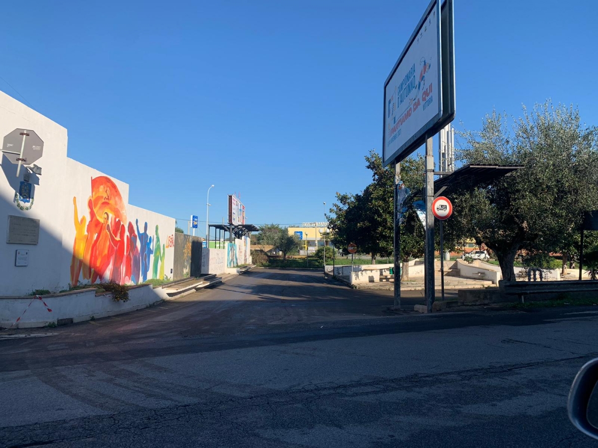 Vittoria, una mano di bianco per coprire i murales della Fontana della Pace. Delusione tra i giovani volontari