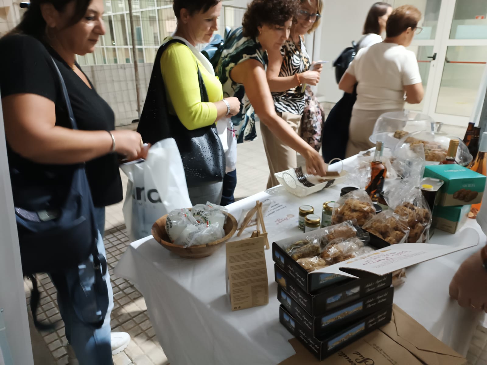 Pozzallo: successo per l’iniziativa ‘Made in Seacily’. I passeggeri da Malta apprezzano i prodotti esposti