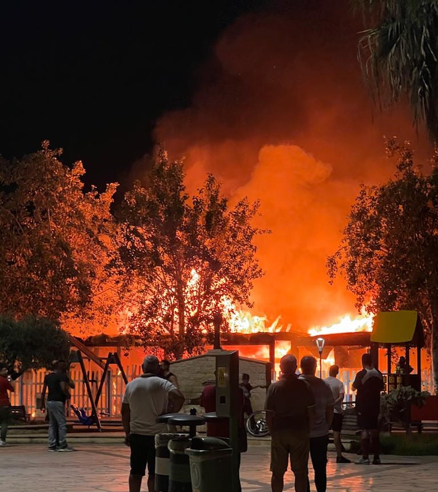 Incendio al Lungomare Raganzino, distrutto uno chalet, intervengono i Vigili del Fuoco, Dolo?
