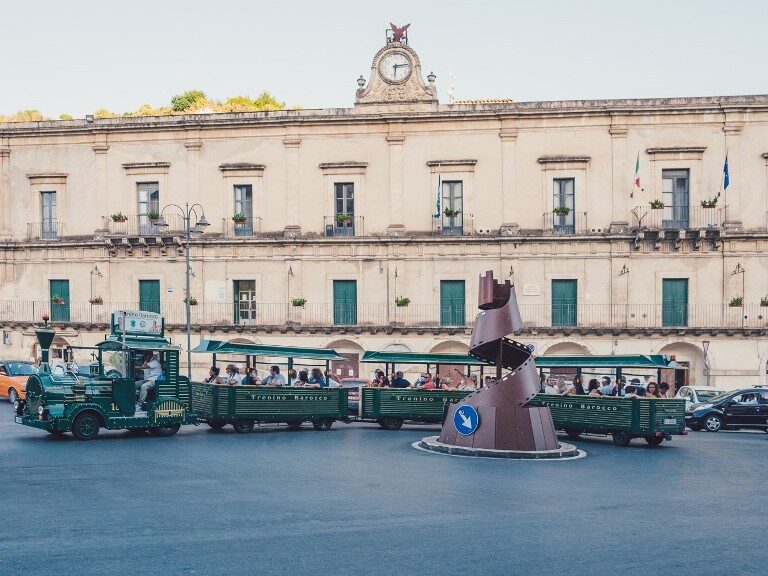 Giro di vite a Modica contro le guide turistiche abusive: sanzioni da 2.000 a 5.000 euro