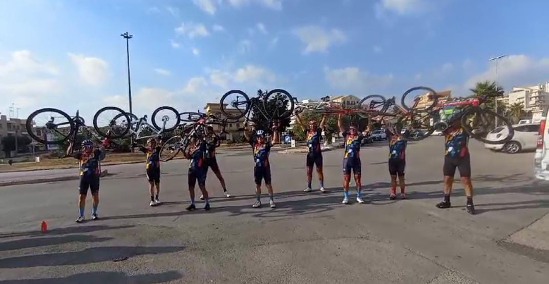 Impresa dei ciclisti modicani che dopo aver corso la “Nove Colli” sono tornati in bici nella città della Contea