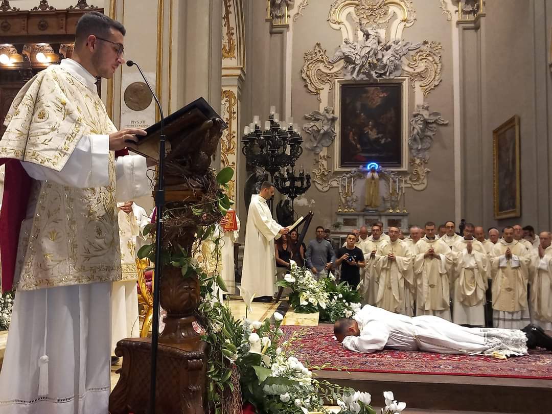 La Chiesa di Ragusa ha un nuovo sacerdote: don Mario Modica ordinato da mons. La Placa