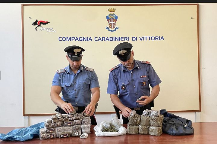 Vittoria: hashish e marijuana nascoste in un soppalco nel bagno, arrestato un cinquantaseienne