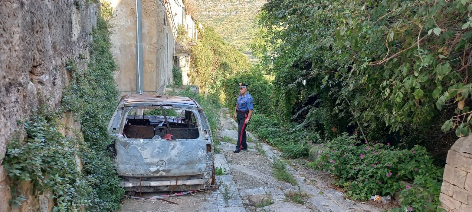 Incendio auto a Ibla: individuati tre responsabili, un ragusano e due gelesi adesso ai domiciliari