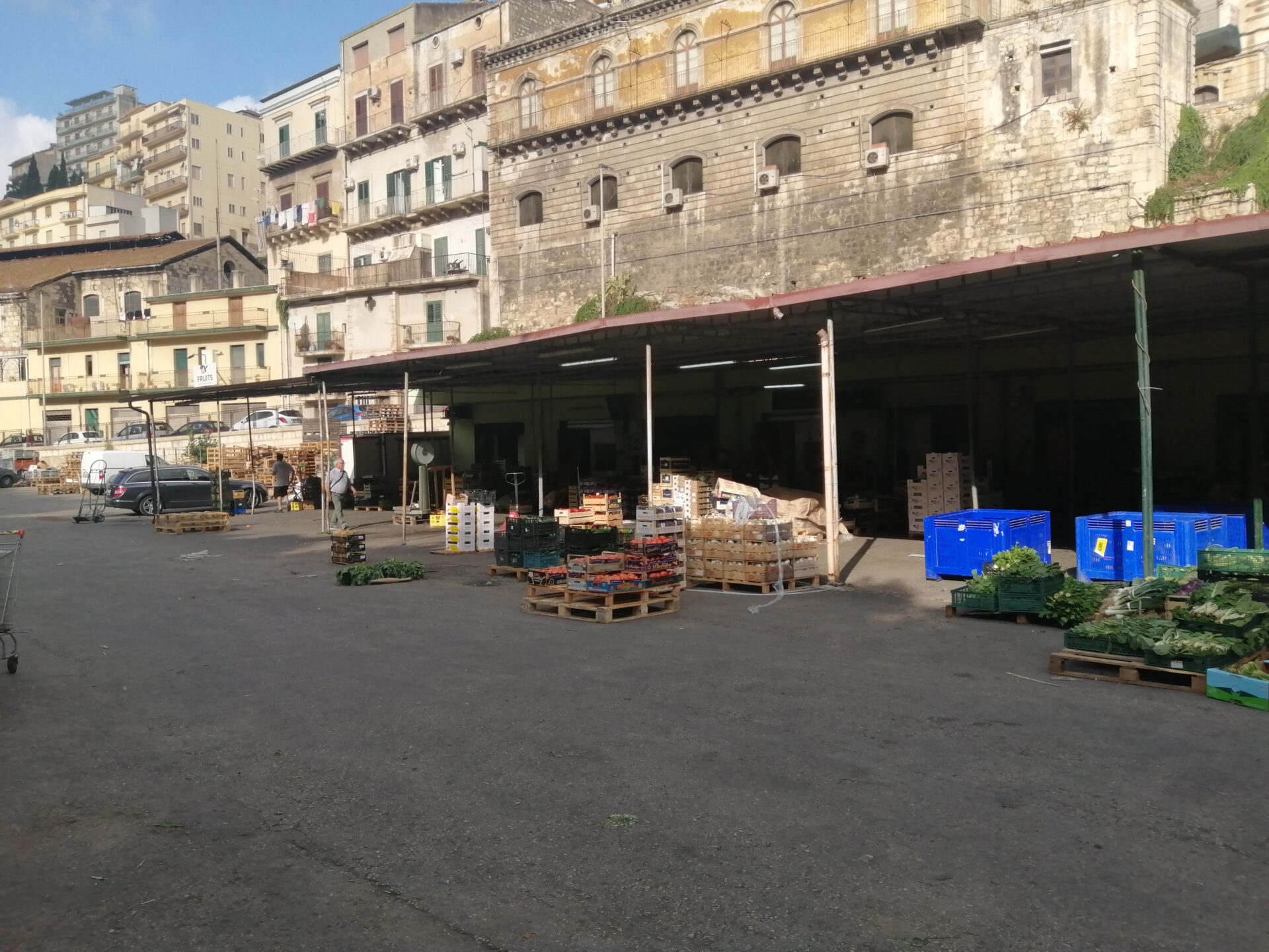 Modica, in attesa della riqualificazione dell’area, al Mercato ortofrutticolo regna abbandono e sporciza