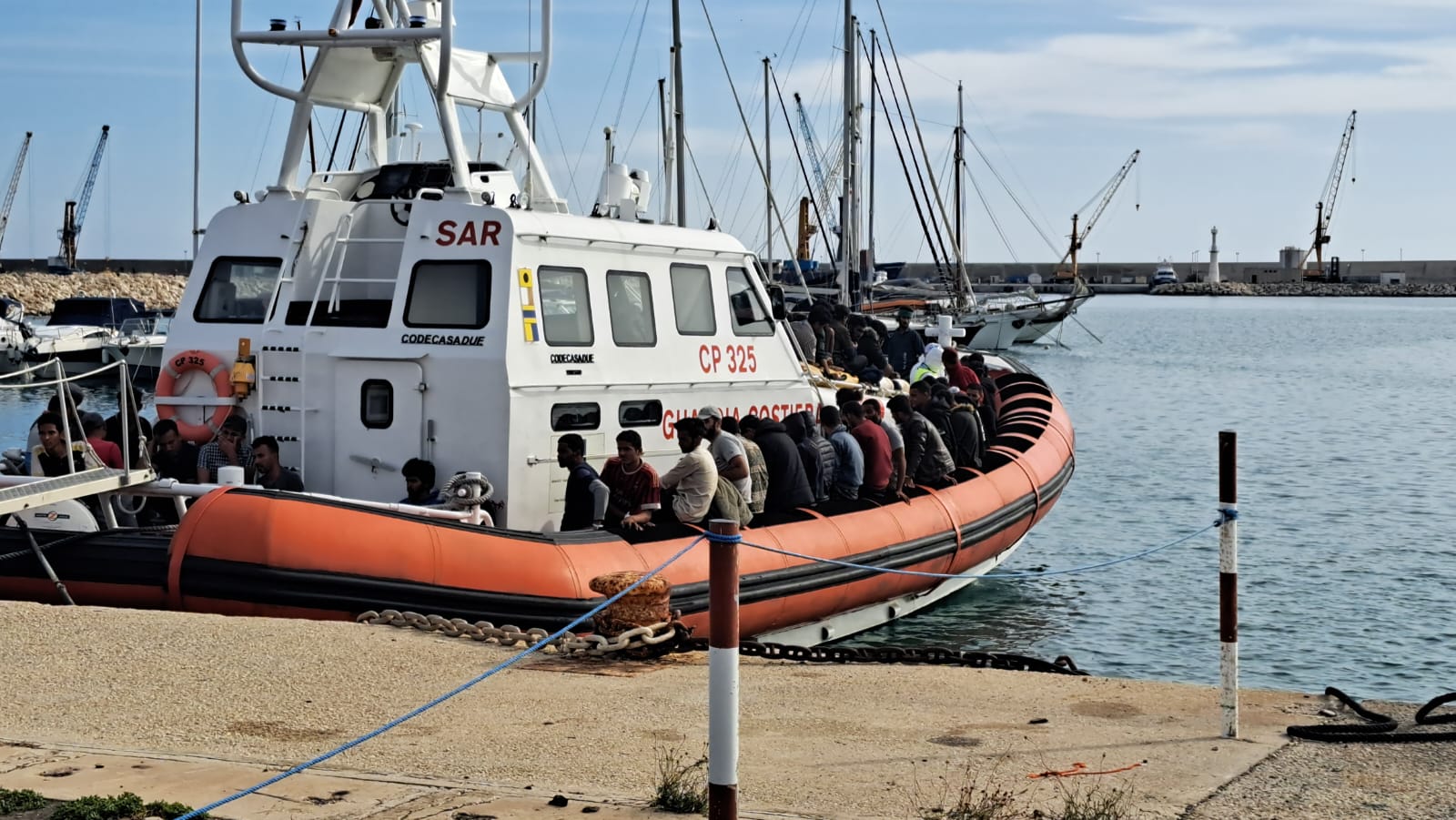 Sbarco migranti: arrestati dalla Polizia due presunti scafisti egiziani