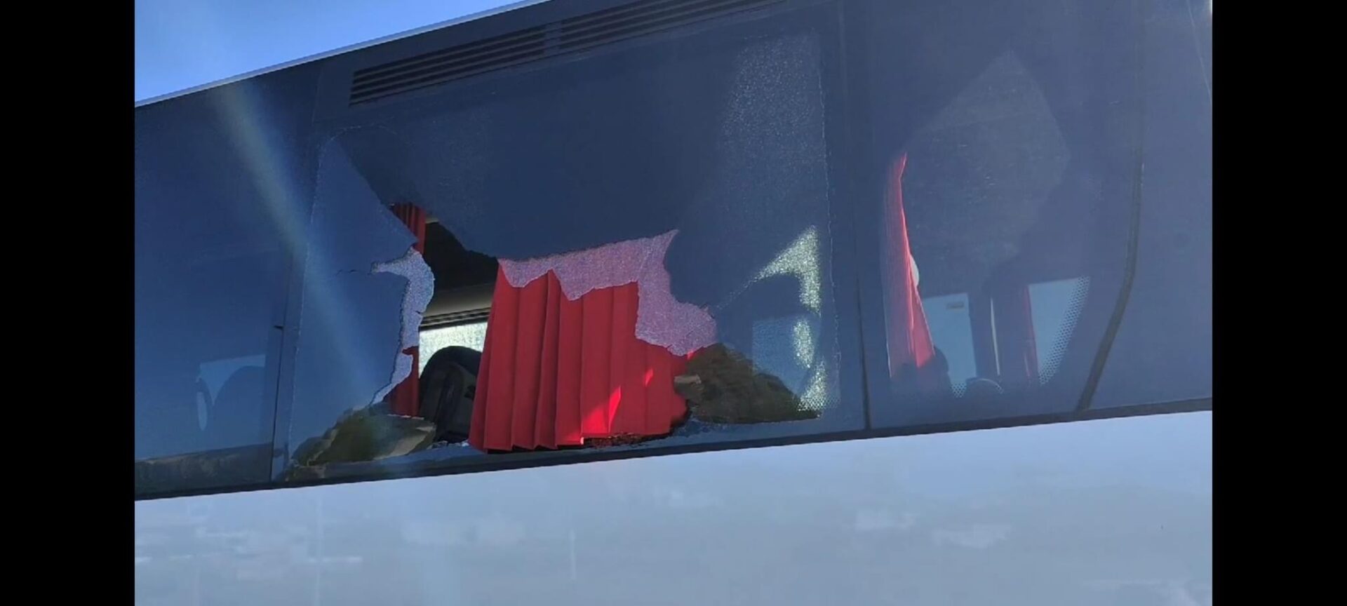 Il pullman del Modica Calcio preso a sassate dai tifosi del Paternò