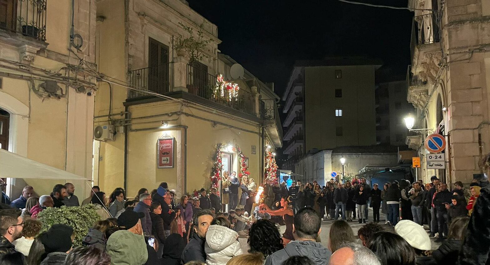 Modica: successo per MoMa Winter in Piazza Santa Teresa con teatro, musica e artisti di strada (Foto gallery)
