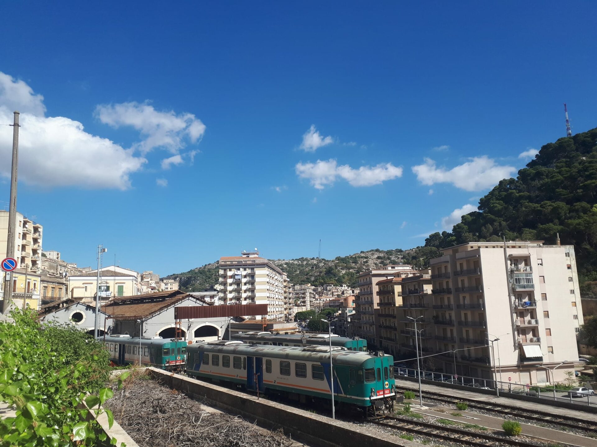 Modica: il deposito locomotive in stato di abbandono. Appello alle istituzioni: “Facciamoci un museo”