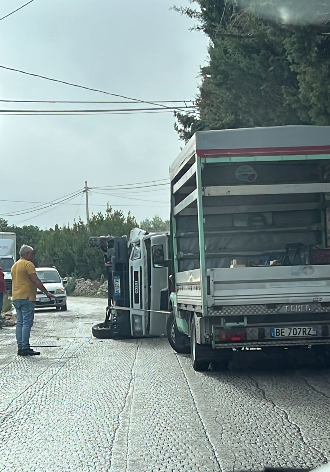 Incidente stradale in contrada Musebbi, coinvolto un camion, non ci sarebbero feriti gravi