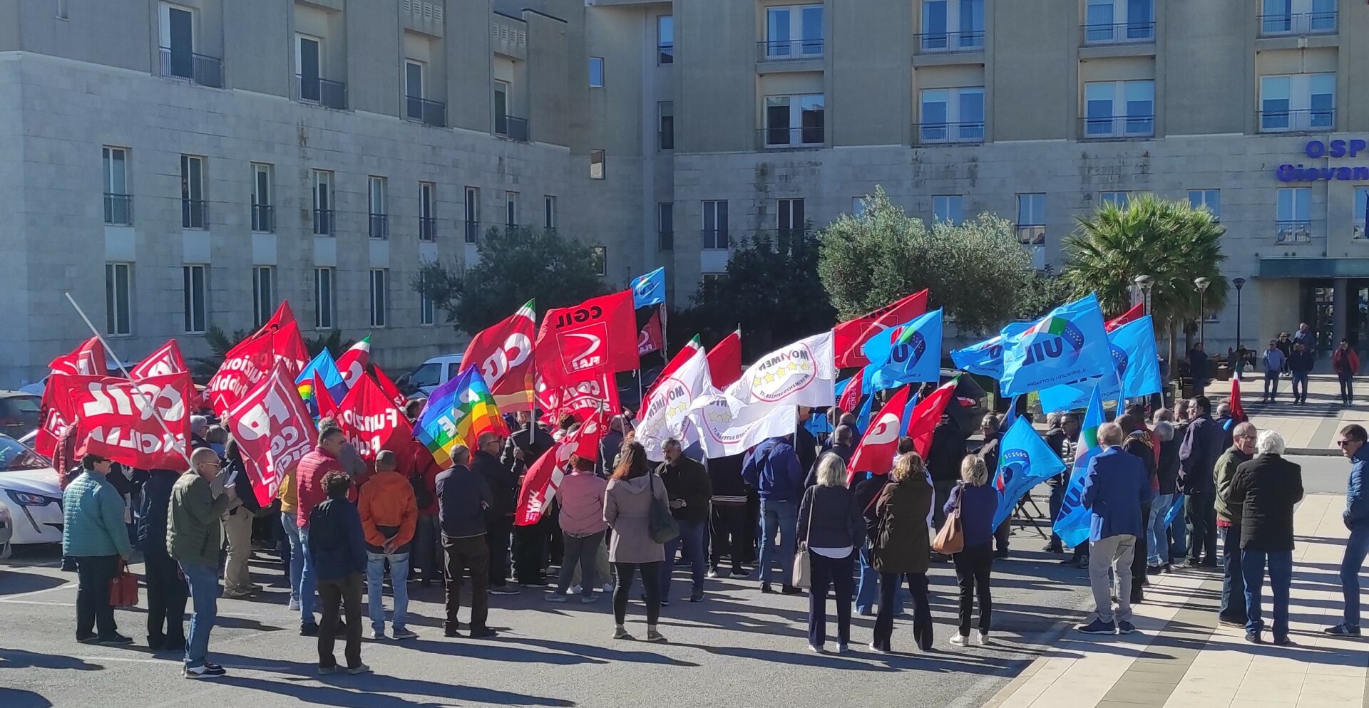 Ragusa: Cgil e Uil manifestano davanti al Giovanni Paolo II contro la “finanziaria ingiusta”