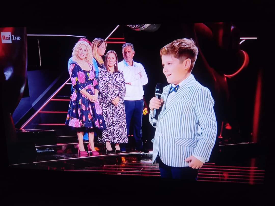 Vittoria a “The Voice Kids” con Giuseppe che supera la prova e sceglie Gigi D’Alessio