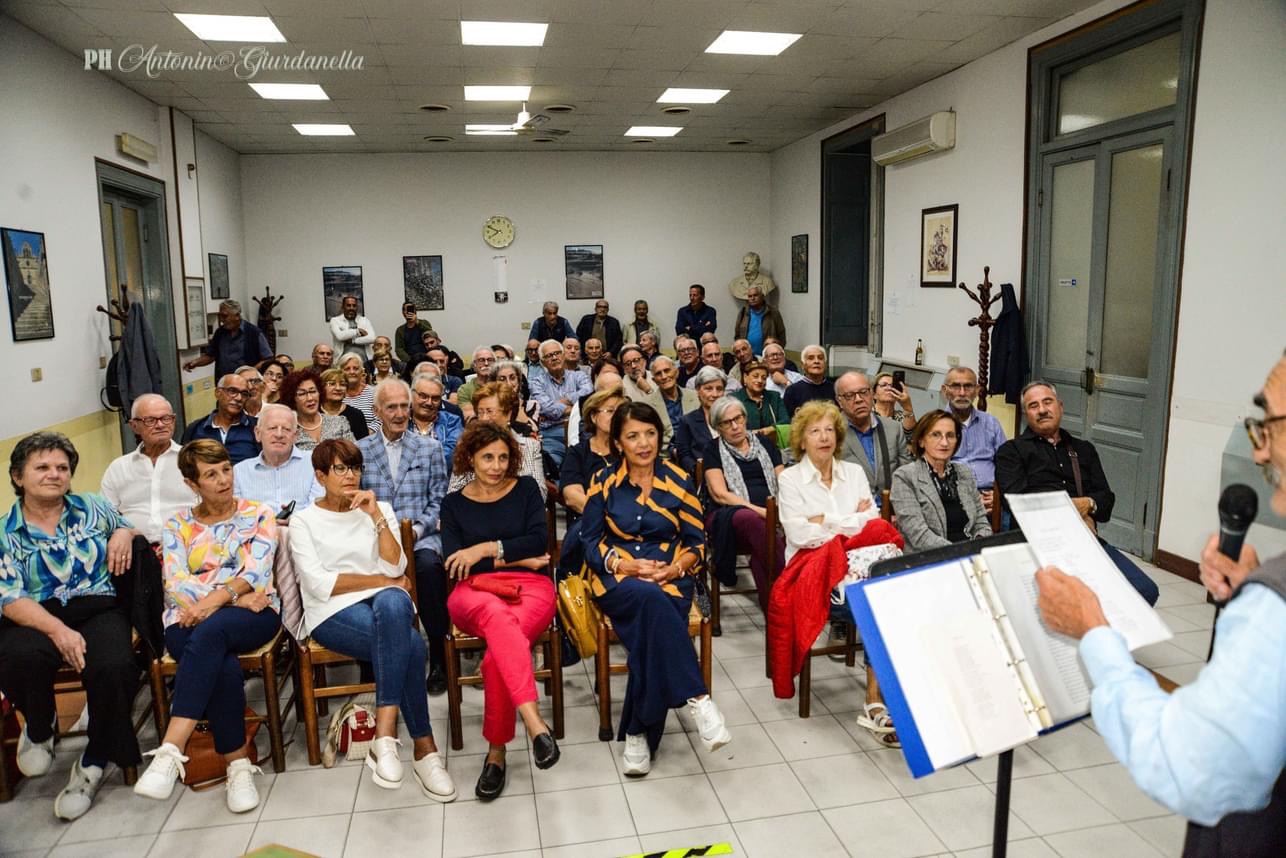 Modica, Società Carlo Papa: successo per la serata “viaggio tra i dialetti” di Saro Spadola