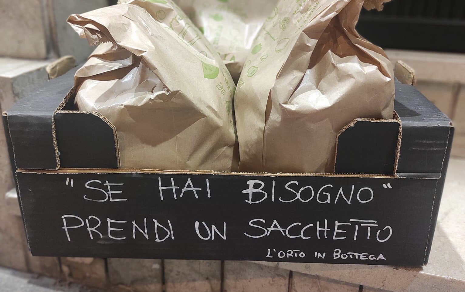 Modica: “Se hai bisogno prendi un sacchetto” l’iniziativa di una bottega per aiutare chi  ha bisogno