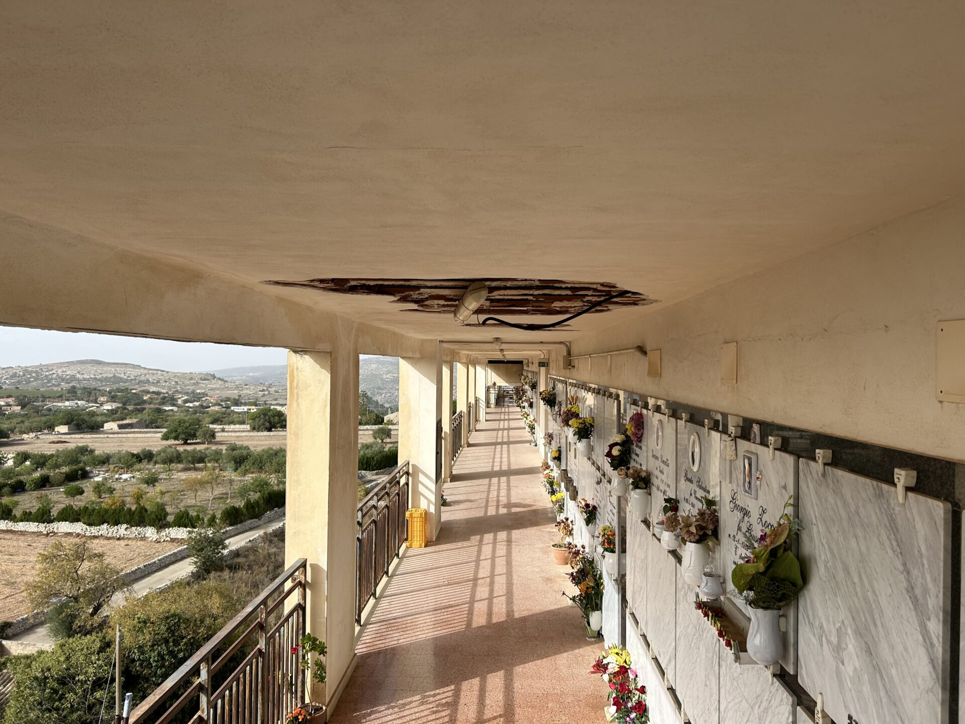 Modica, Cimitero senza pace. Degrado dei solai in alcune colombaie realizzate di recente, nessuno vede (Foto)