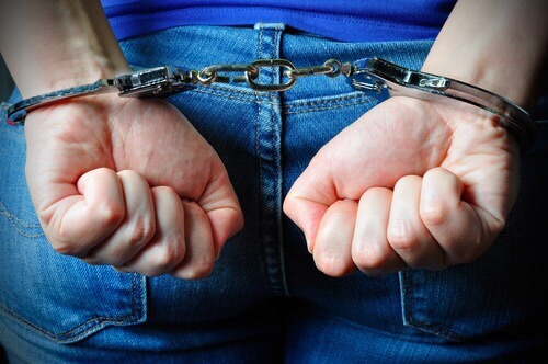 Comiso, donna di 66 anni, nota alle forze di polizia, arrestata e posta ai domiciliari