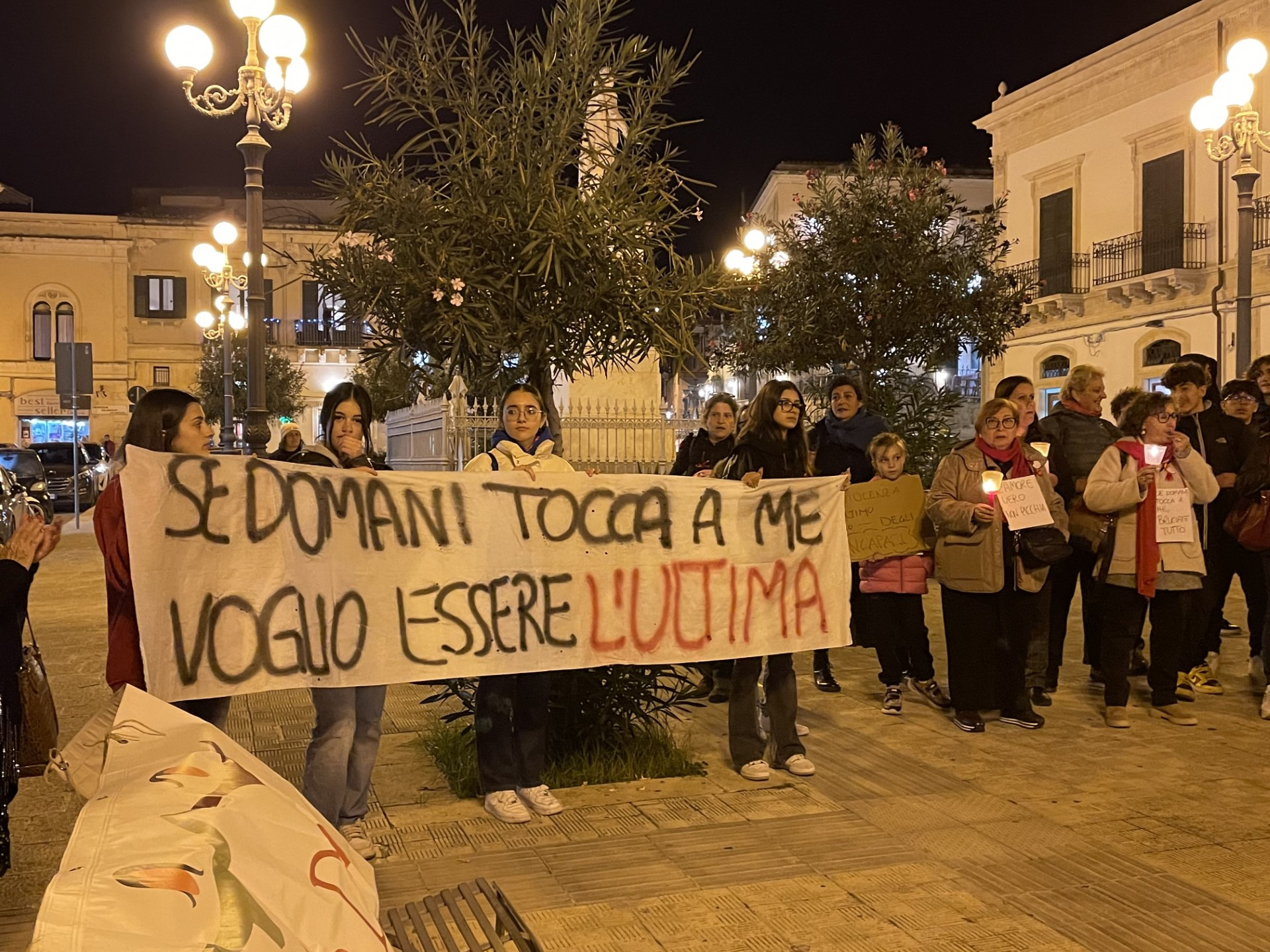 Un corteo rumoroso per le strade di Scicli dedicato a Giulia, “Per te bruceremo tutto”