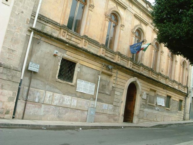 Vittoria, l’ex scuola Don Milani intitolata a Rosario Cancellieri, l’assessore Monello spiega il perché