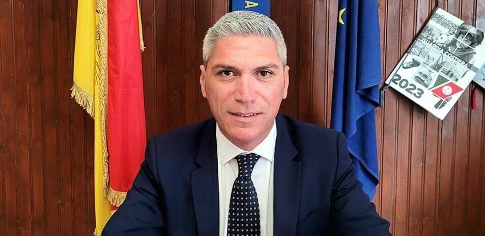 A Santa Croce la truffa corre su whatsapp, il sindaco: “Qualcuno si spaccia per me e chiede soldi”