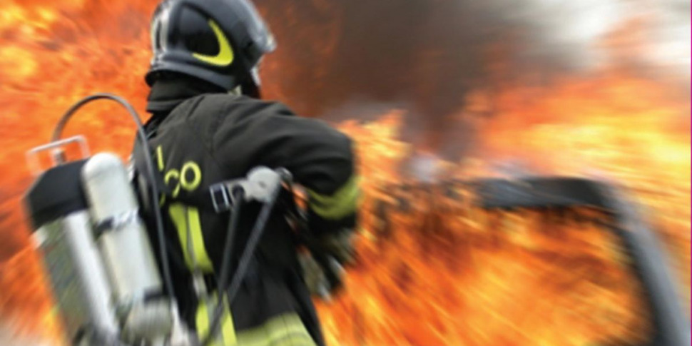 Ispica: in fiamme un veicolo a metano, intervengono i vigili del fuoco, indagano i carabinieri