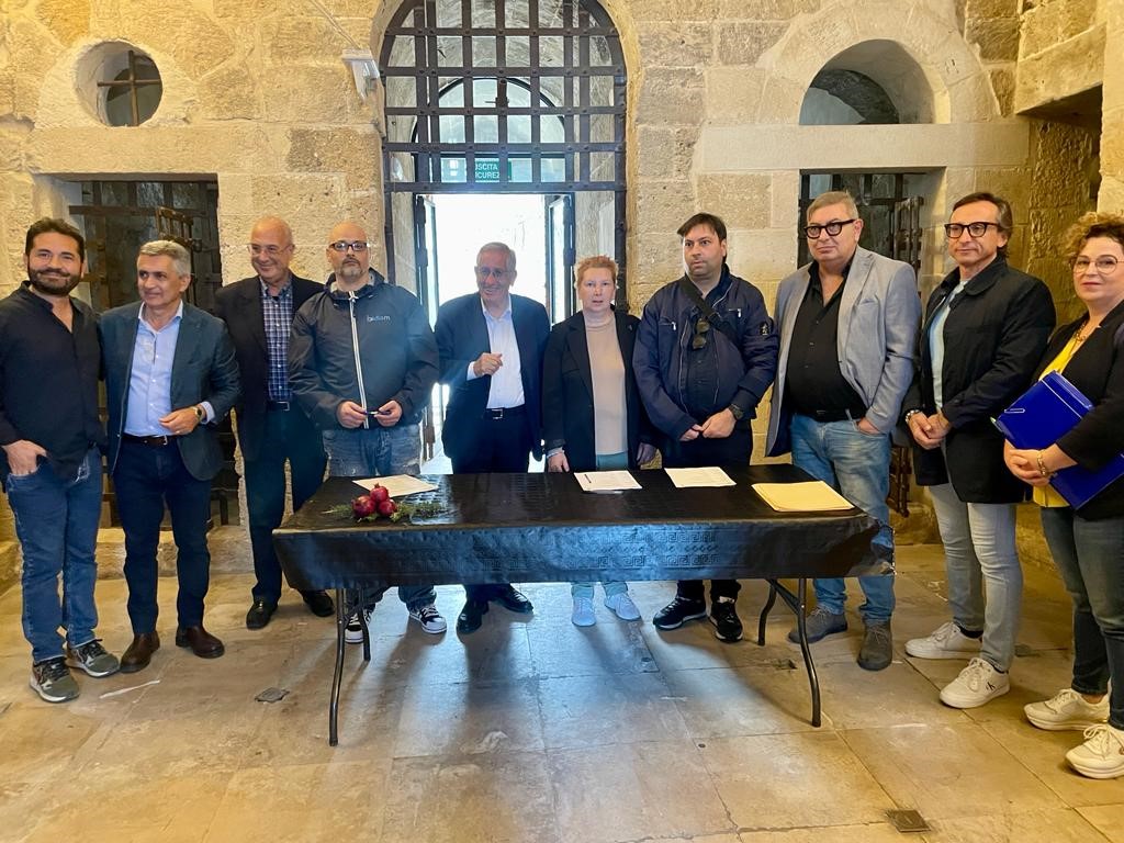Inclusione a Vittoria: affidata ai ragazzi di “Volta Pagina” la pulizia del Castello dei Conti