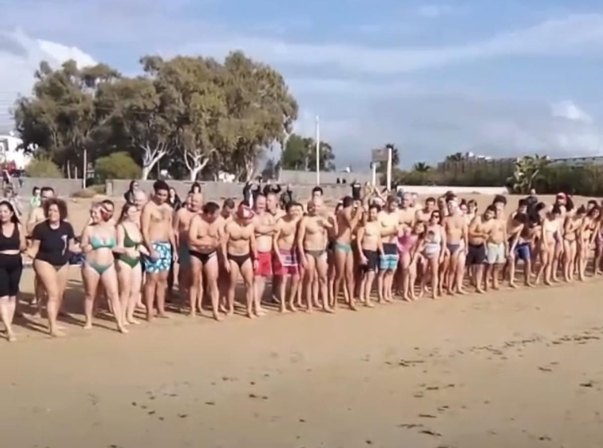 Marina di Modica: grande partecipazione anche quest’anno per il tradizionale bagno a mare (video)
