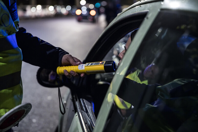 Controlli Interforze nei locali della “movida” iblea, controllati locali, veicoli e persone, diverse le sanzioni