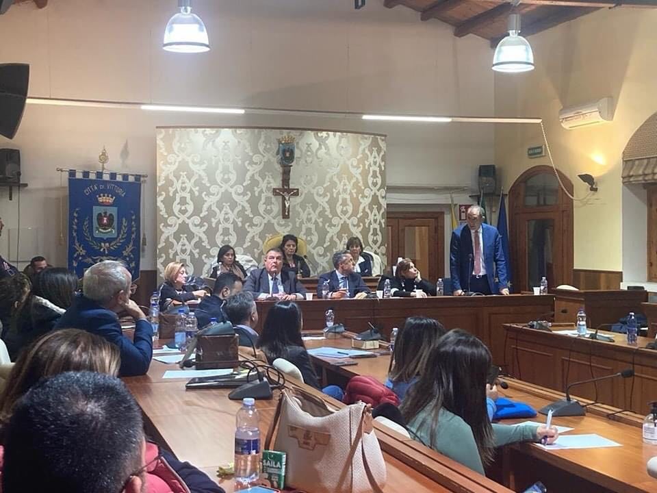 Vittoria,  il sindaco Aiello ‘accusa’ il senatore Sallemi(FdI) di essersi seduto al suo posto e lo definisce “sfascista”