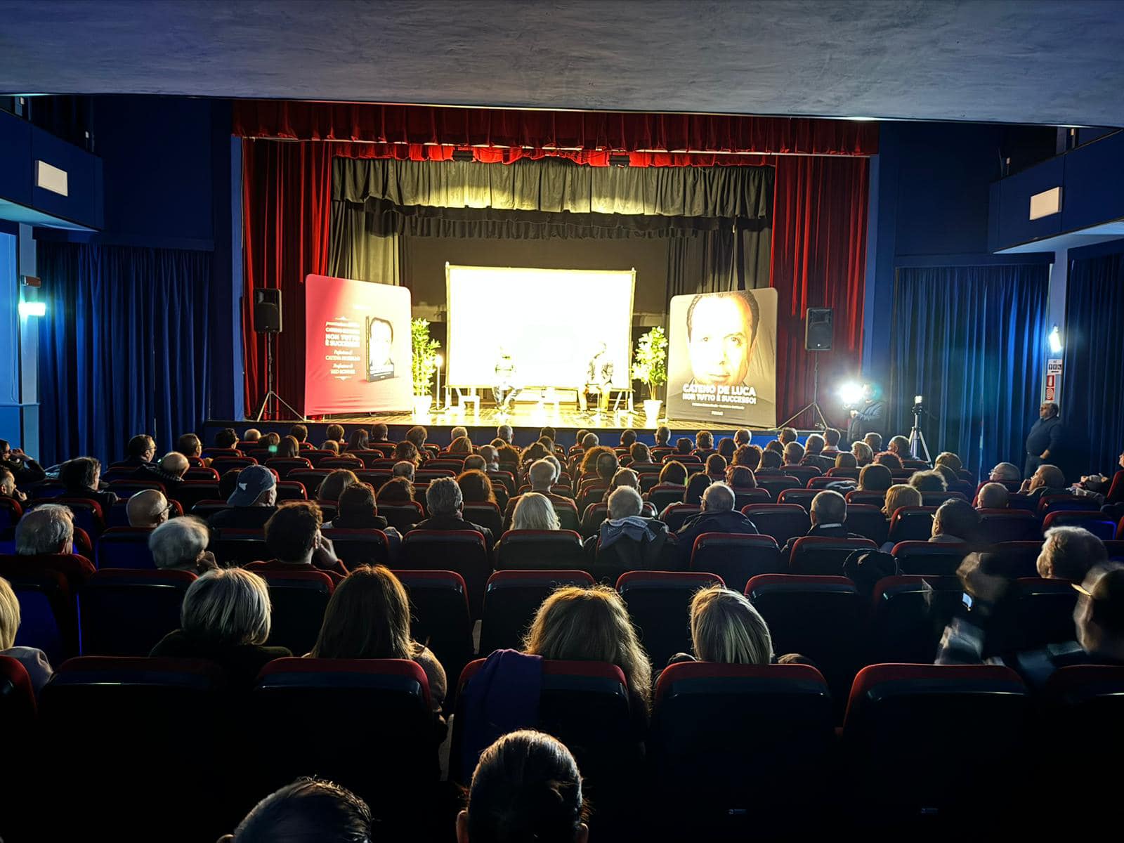 Successo per la presentazione del libro di Cateno De Luca al teatro Perracchio di Ragusa